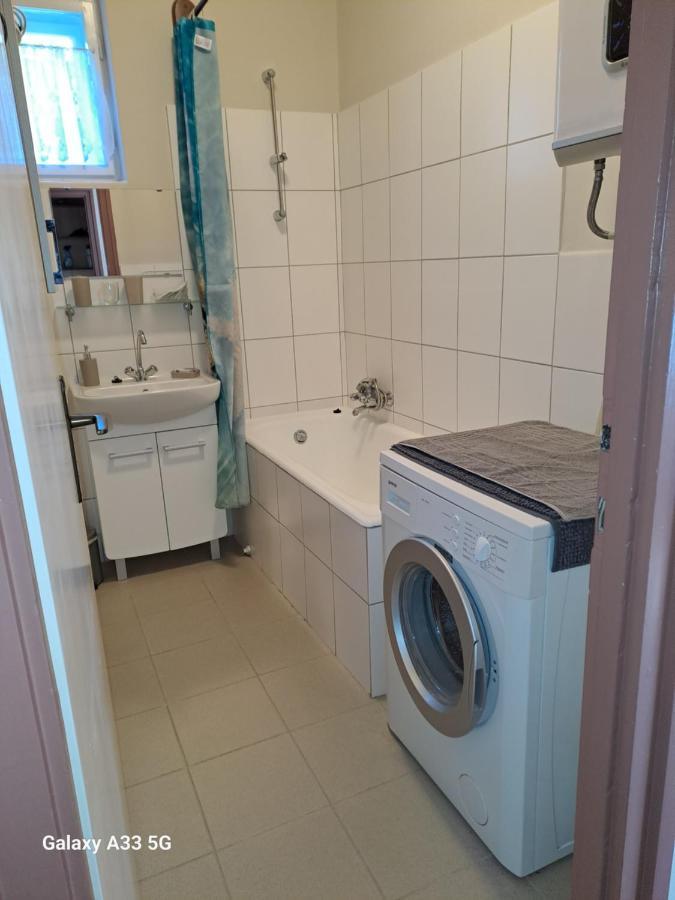 Апартаменты Szell 3 Apartman Сомбатхей Экстерьер фото